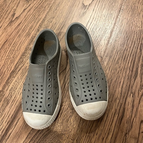 Native Jefferson Slip Ons Classic Neutral Grey and White Unisex Size C13 - Picture 1 of 2